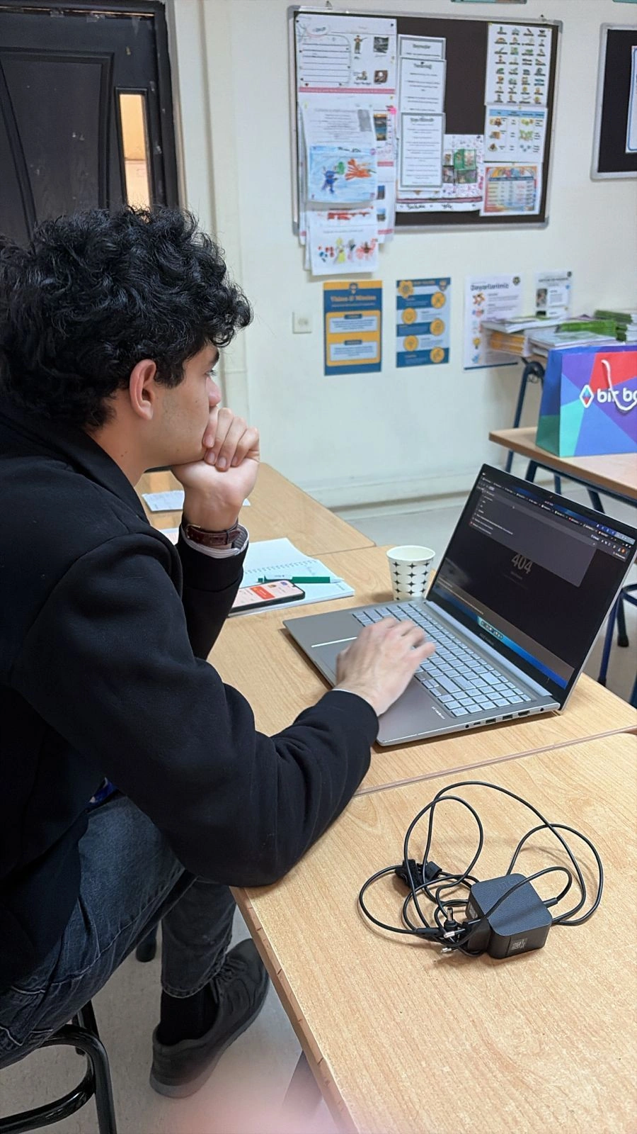 “Changemakers” AI Hackathon Oxbridge Akademiyasında uğurla keçirildi - FOTOLAR