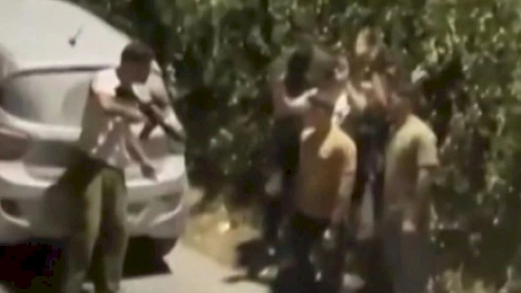 Qərbi Şəriədə dəhşətli anlar: Silahlı israilli uşaqları belə saxladı