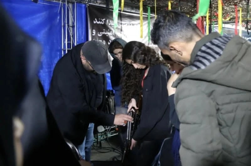 İranlılar küçələrdə silah təliminə başlayıb - FOTOLAR