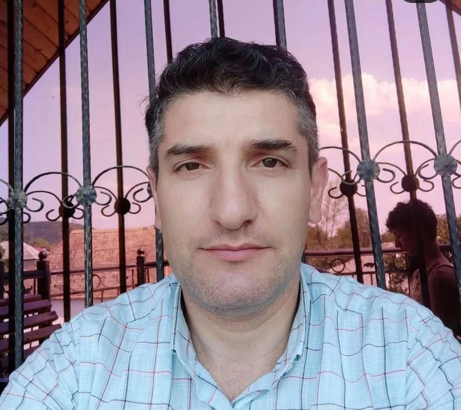 Partlayışda ağır yaralanan həkim kimdir? – FOTO