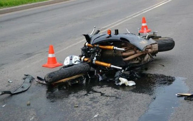 18 yaşlı oğlan motosikleti səkiyə çırpıb öldü