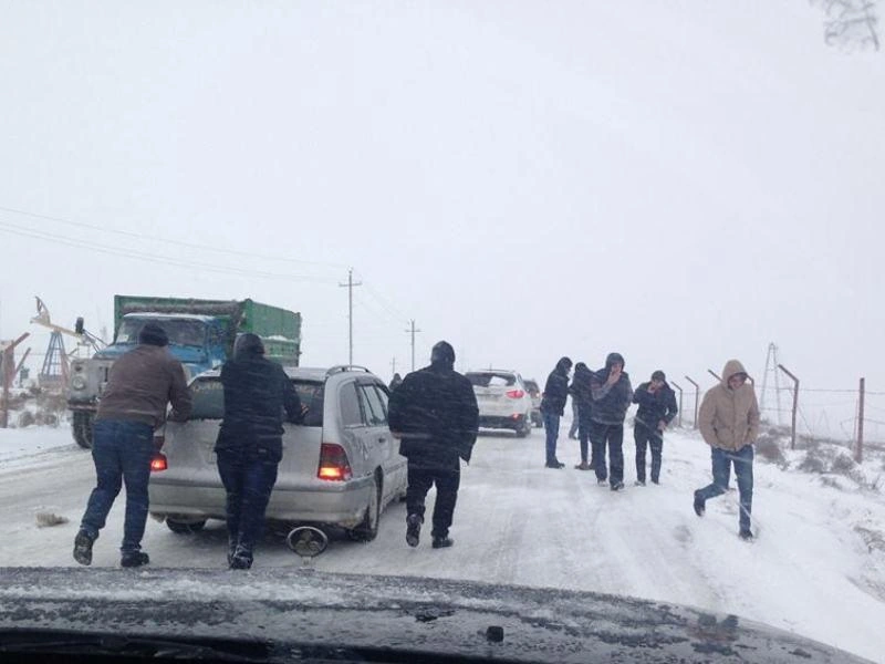 Bu yolu qar iflic etdi - VİDEO