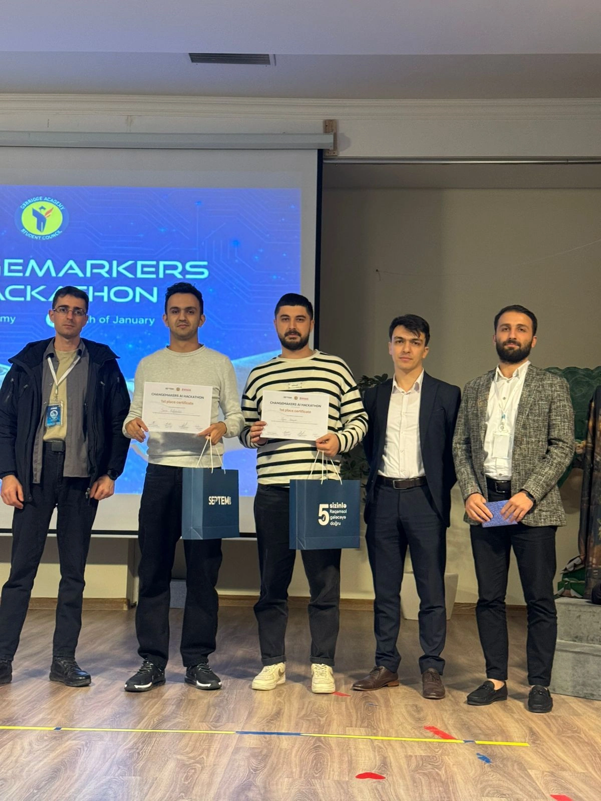 “Changemakers” AI Hackathon Oxbridge Akademiyasında uğurla keçirildi - FOTOLAR