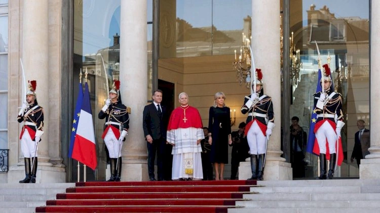 Roma papası Parisdədir