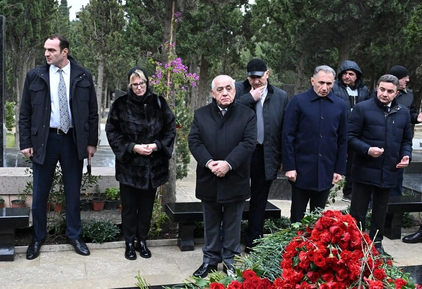 Əli Əsədov həlak olan ekipaj üzvlərinin məzarlarını ziyarət etdi - FOTO