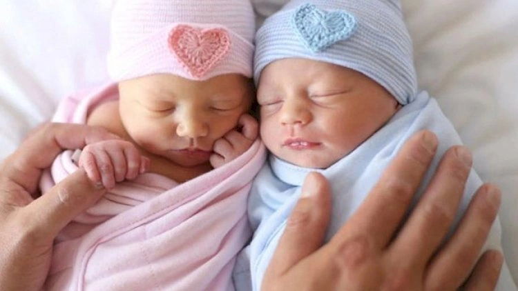 Bu ilin ilk üç ayında 698 əkiz, 27 üçəm doğulub