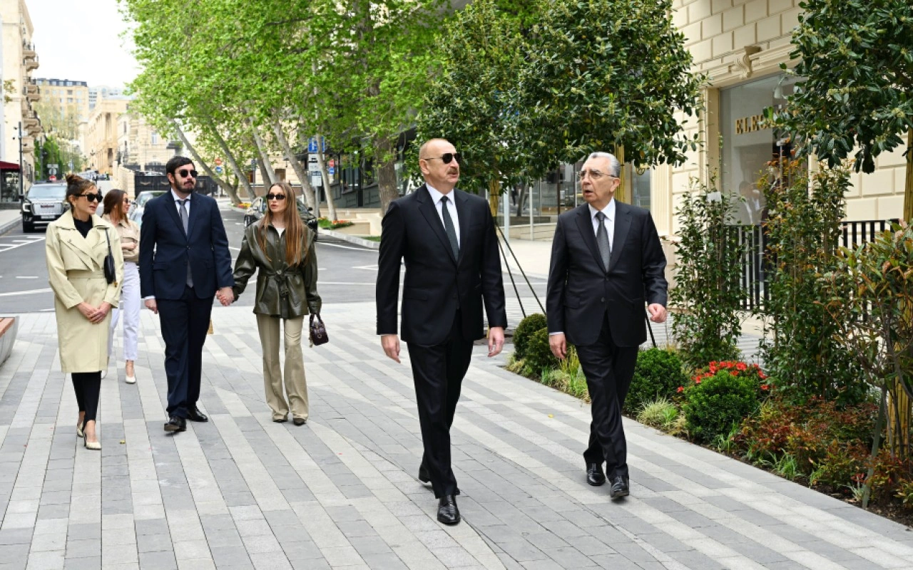 İlham Əliyev ailəsi ilə birlikdə İslam Səfərli küçəsinin açılışında - FOTOLAR