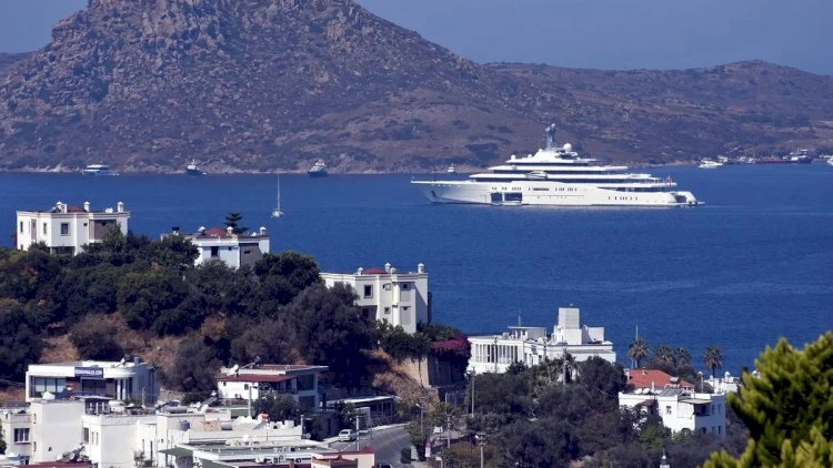 Rusiyalı milyarderlər Bodrumu seçdi: Altı nəhəng yaxta Türkiyə sahillərində lövbər saldı