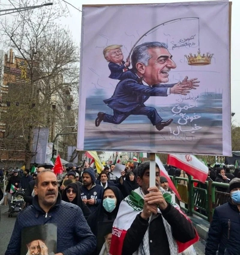 Şahın oğluna qarşı pankart qaldırdılar