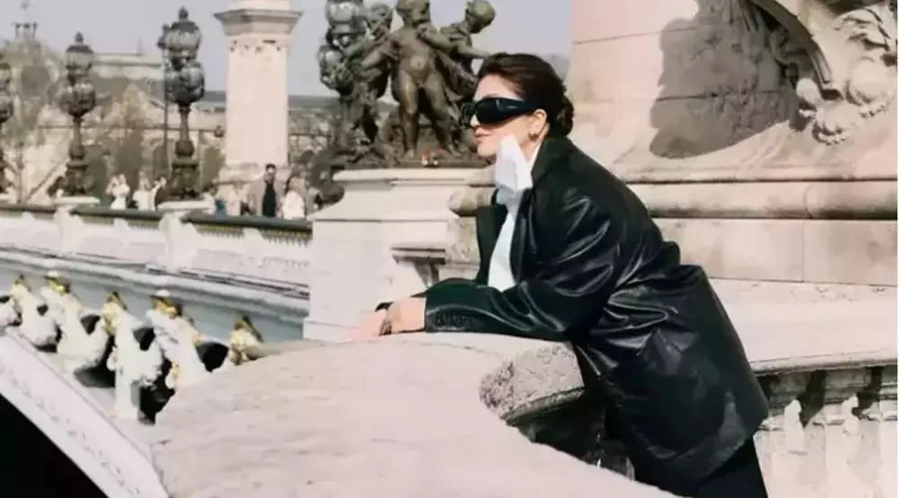 Sibel Can Parisdə ayaqqabısı ilə diqqət çəkdi - FOTO