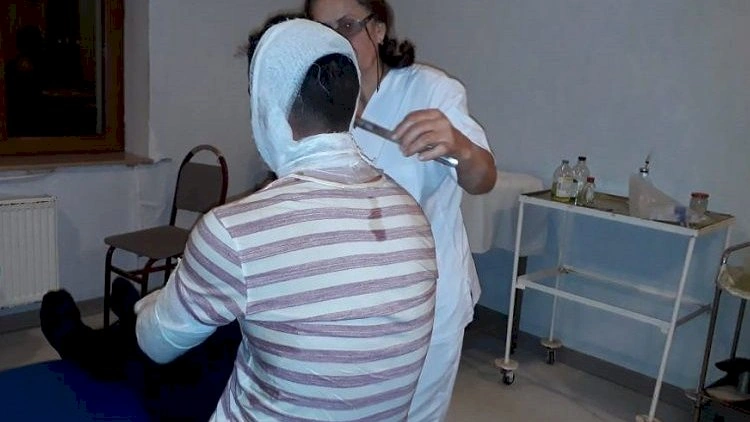 “Amay”da başına daş düşən kişinin müalicəsi davam edir