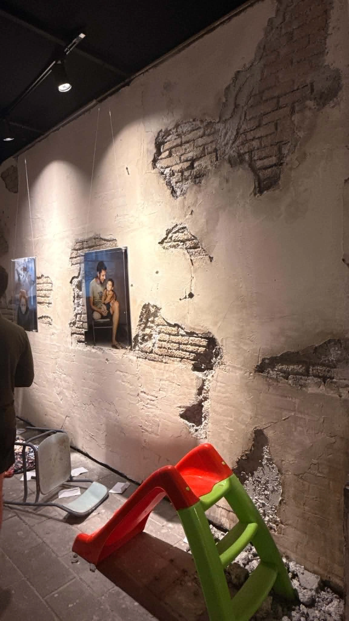 Toz basmış əlil arabası, sahibsiz oyuncaqlar... - Qəzza Evindən FOTOREPORTAJ