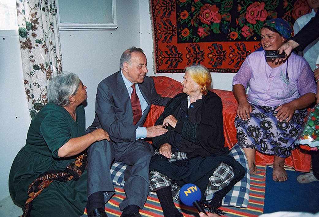 “Heydər Əliyev yanımda Ramiz Mehdiyevə zəng edib dedi ki...” –  Prezidentin fotoqrafı