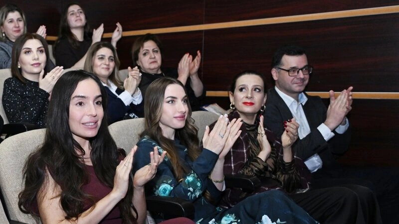 Leyla və Alena Əliyeva Romeo və Cülyetta tamaşasını izlədilər