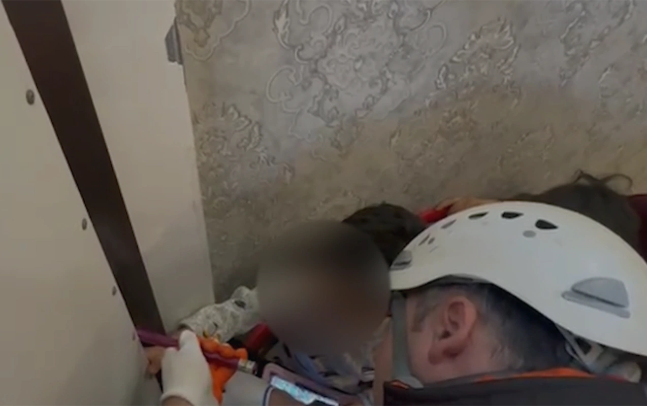 3 yaşlı uşağın barmaqları dəmir qapı arasında qaldı- VİDEO