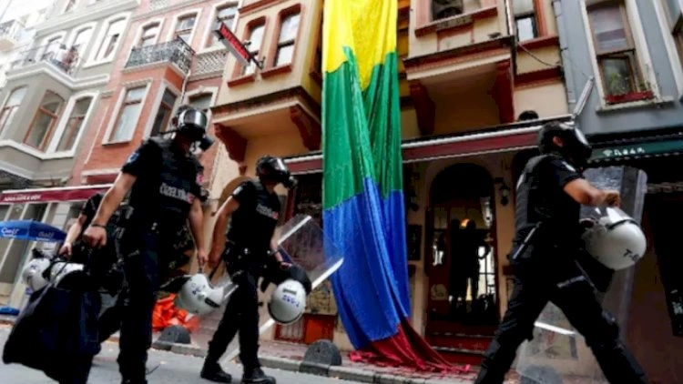 Türkiyədə LGBT dərnəyinə qarşı əməliyyat: 21 nəfər saxlanıldı