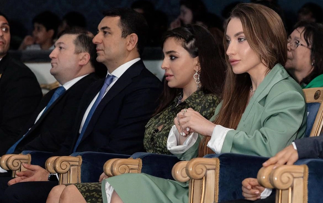 Prezidentin qızı və gəlini tamaşa nümayişində- FOTOLAR