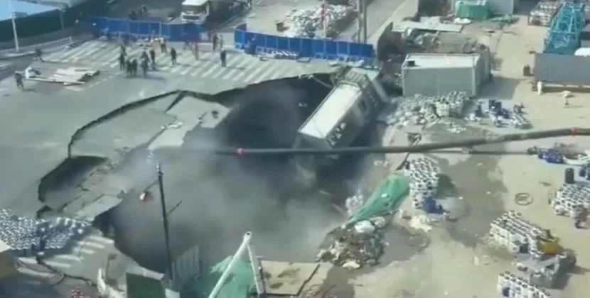 Piyada zolağı yaxınlığındakı yol qəfil çökdü: böyük uçurum yarandı