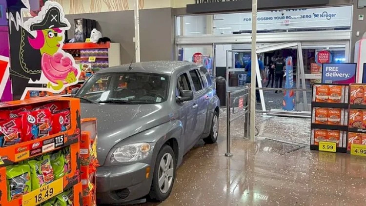 Tualetə girmək üçün marketi maşınla dağıtdı - FOTO