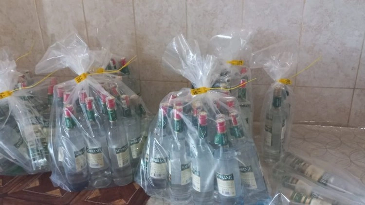 Məşhur şadlıq sarayında   SAXTA ARAQ QALMAQALI