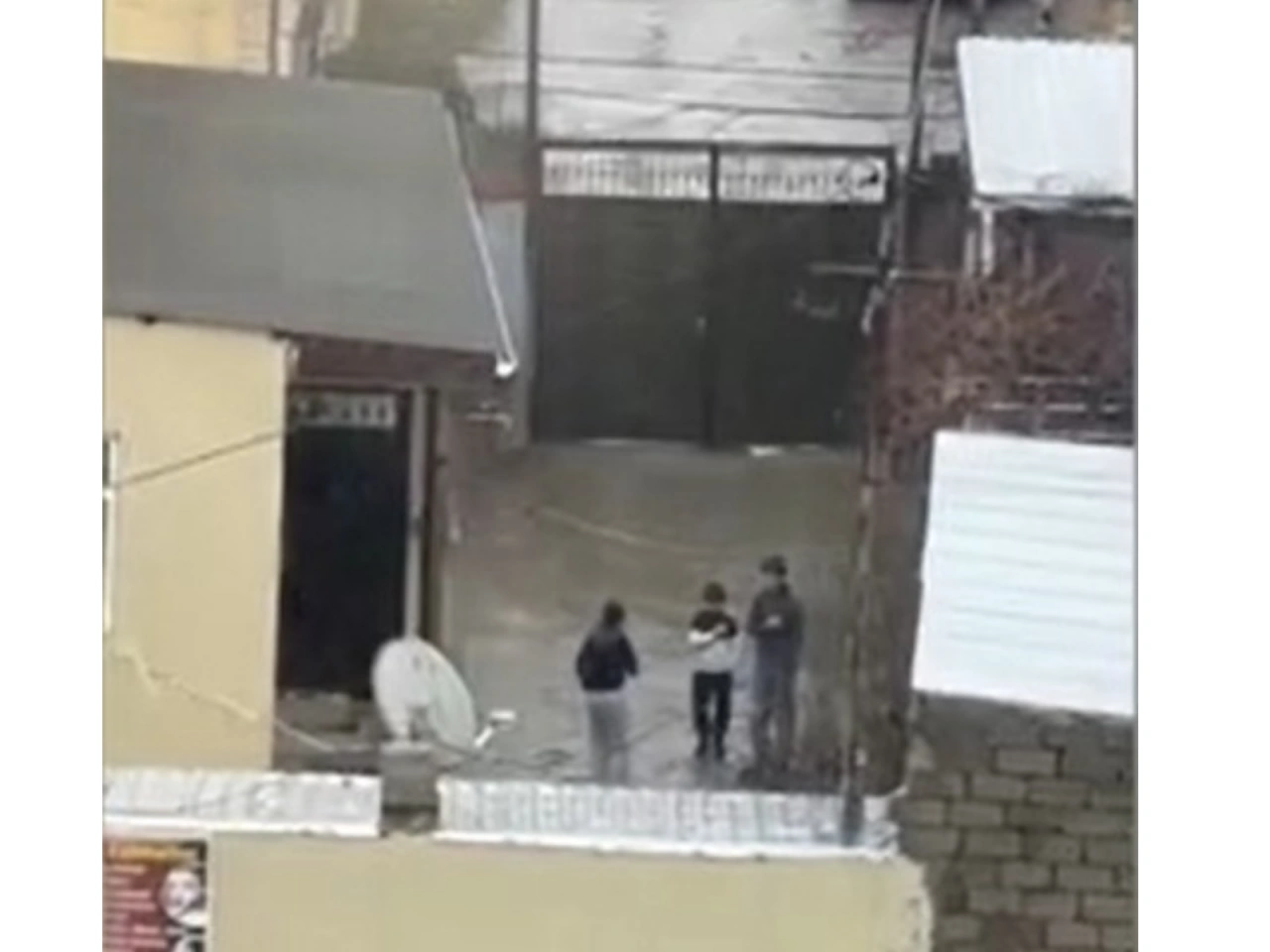 Təsadüfi çəkilişdə böyük mənzərə: 3 uşaqdan şəhidlərə hörmət - VİDEO