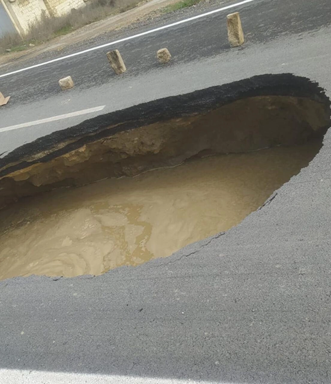 Yeni çəkilən yol ÇÖKDÜ