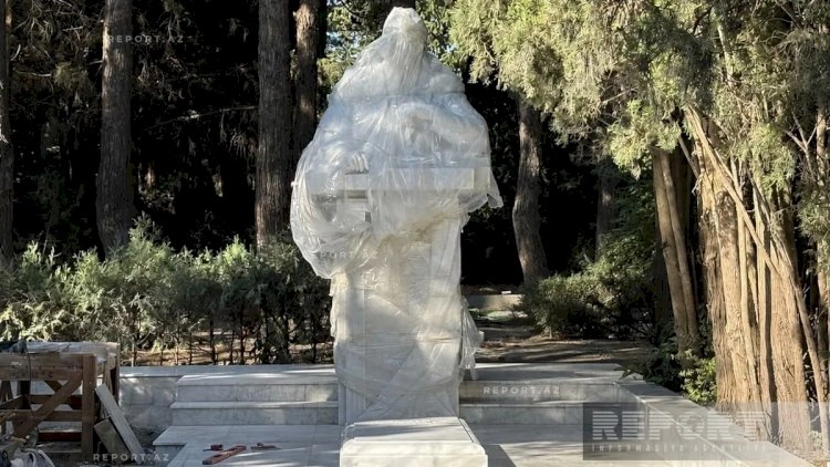 Xalq yazıçısı Elçinin Fəxri xiyabandakı qəbirüstü abidəsi hazırdır