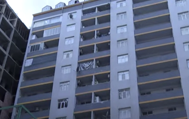 Bakıda 8-ci mərtəbədən yıxılan oğlan öldü