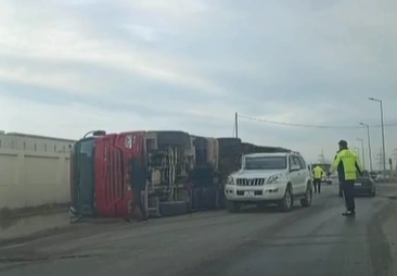Sumqayıtda TIR aşdı – VİDEO