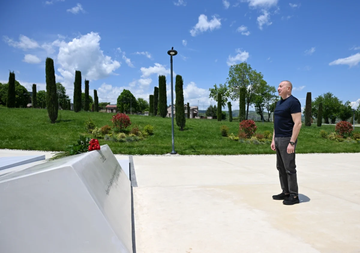 İlham Əliyev Xankəndidə Zəfər tağının önünə gül dəstələri düzüb - FOTOLAR