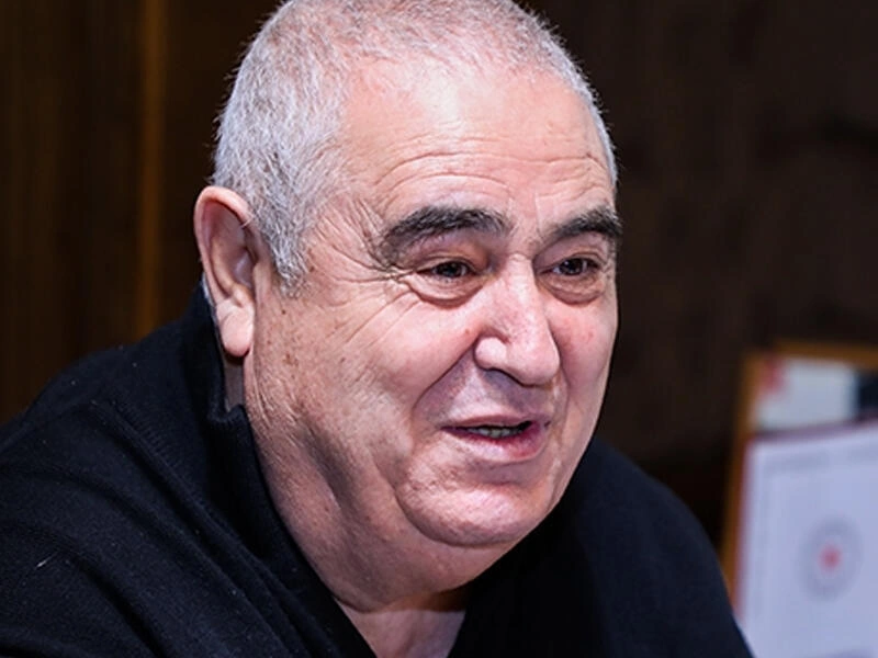 Pulu stolun üstünə qoydum, dedim ki, nə qədər qızıl varsa, götür