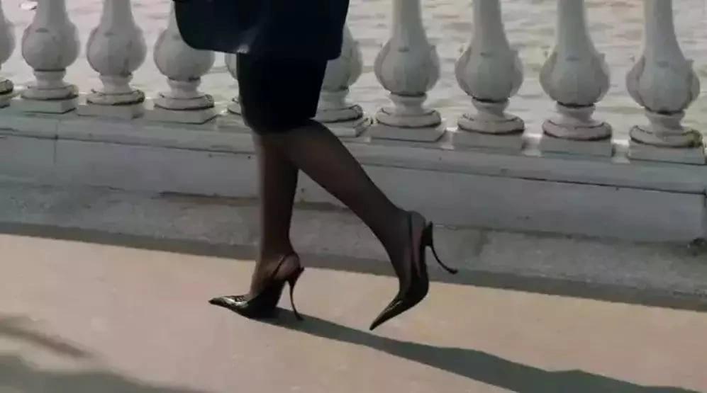 Sibel Can Parisdə ayaqqabısı ilə diqqət çəkdi - FOTO