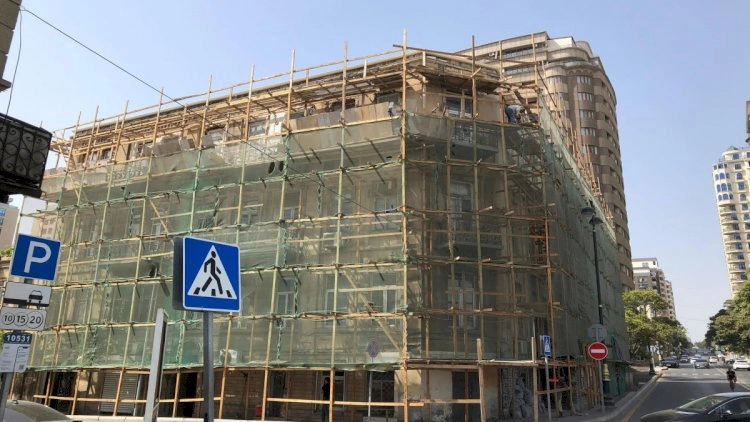 Bakıda bərpa zamanı memarlıq abidəsinə ziyan vuruldu - Fotolar