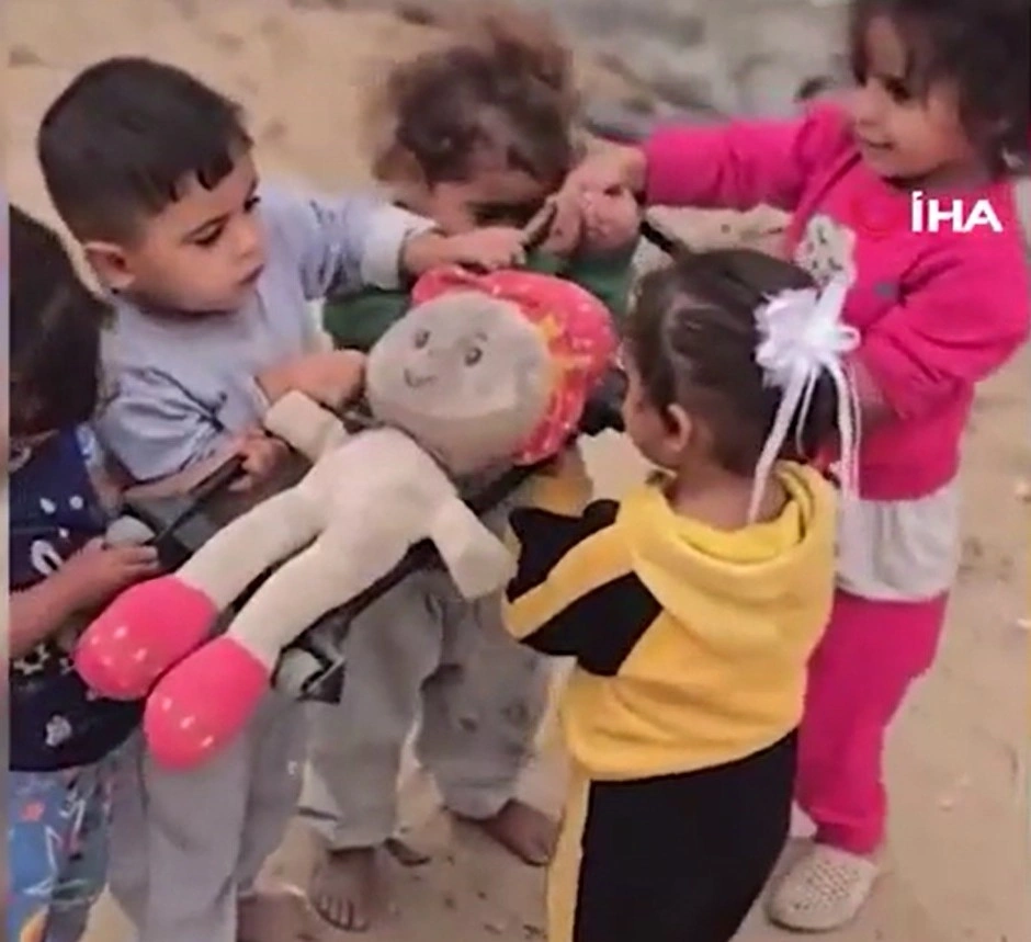 Müharibənin görünməyən yaraları: Uşaqların dəfn oyunu - VİDEO
