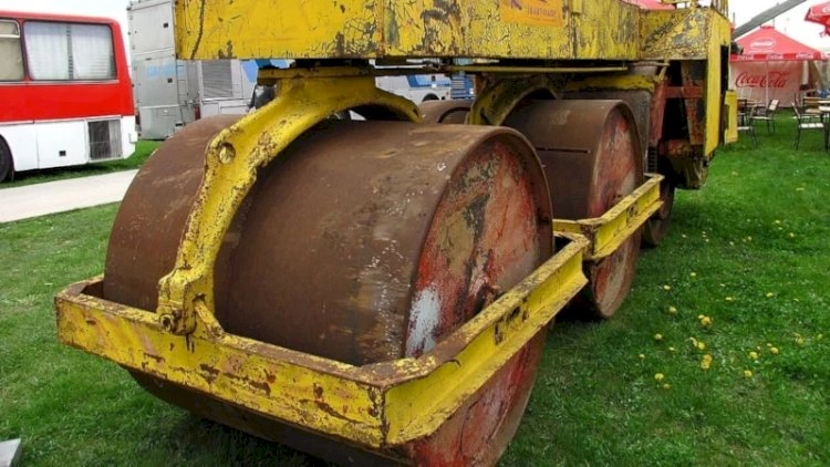 300 ton şüşəni zibilə atmaq əvəzinə yolun altına tökdülər - Nəticə təəccübləndirdi