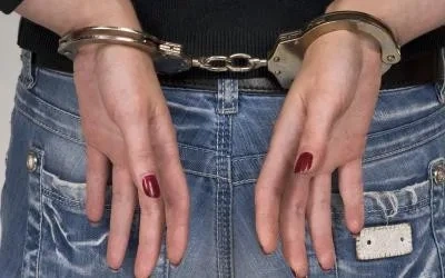 Məhkəməsi olan qadın zalda uşaq dünyaya gətirdi