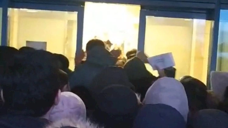 Qapıda sıxlıq: “Yeni Klinika”da nə baş verib? - Video