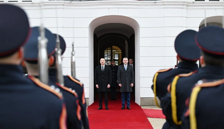 İlham Əliyevin Bratislavada rəsmi qarşılanma mərasimi oldu - FOTO