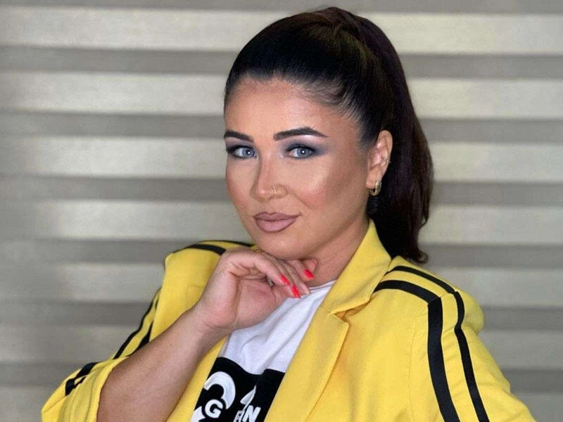 Qadın müğənniyə azadlıq versən cızığından çıxar