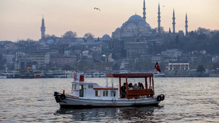 Seysmoloq İstanbulda güclü zəlzələ riski barədə xəbərdarlıq etdi