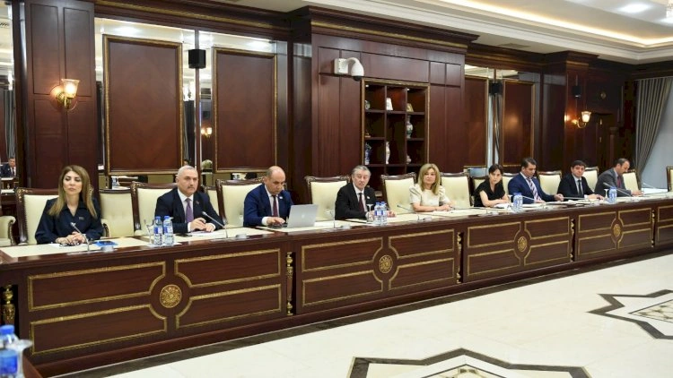 Parlamentdə növbəti komitə iclası keçirildi