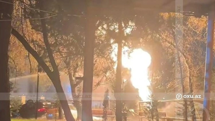 Bakıda iki avtomobil toqquşaraq qaz borusuna çırpıldı:  Yanğın başladı - Fotolar