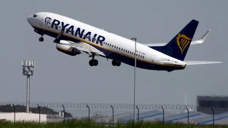 Səmada kabus: “Ryanair” təyyarəsinin pəncərəsi sındı, sərnişin havaya sovruldu