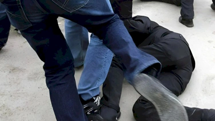 Dayı-bacıoğlu kabinetin qapısını sındırıb gizlənən şəxsi döyüblər