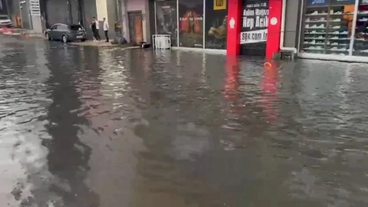 İstanbul küçələrində sel: Həyat iflic oldu