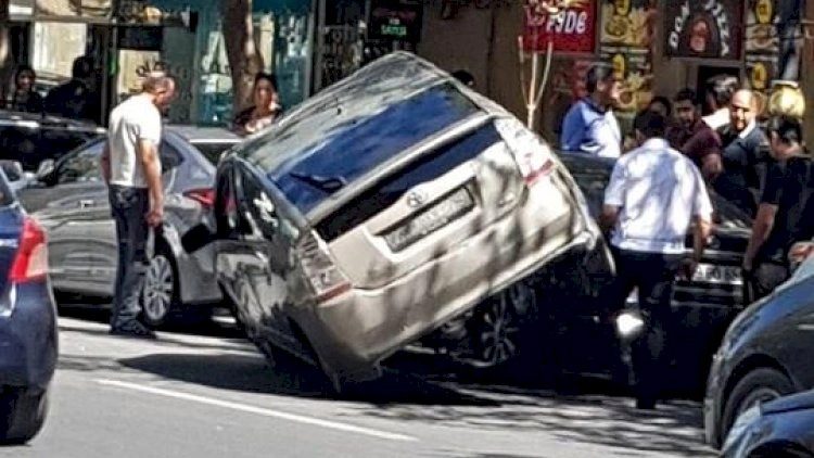 Bakıda ağır qəza: Qadını vurdu, sonra “Prius”a çırpıldı