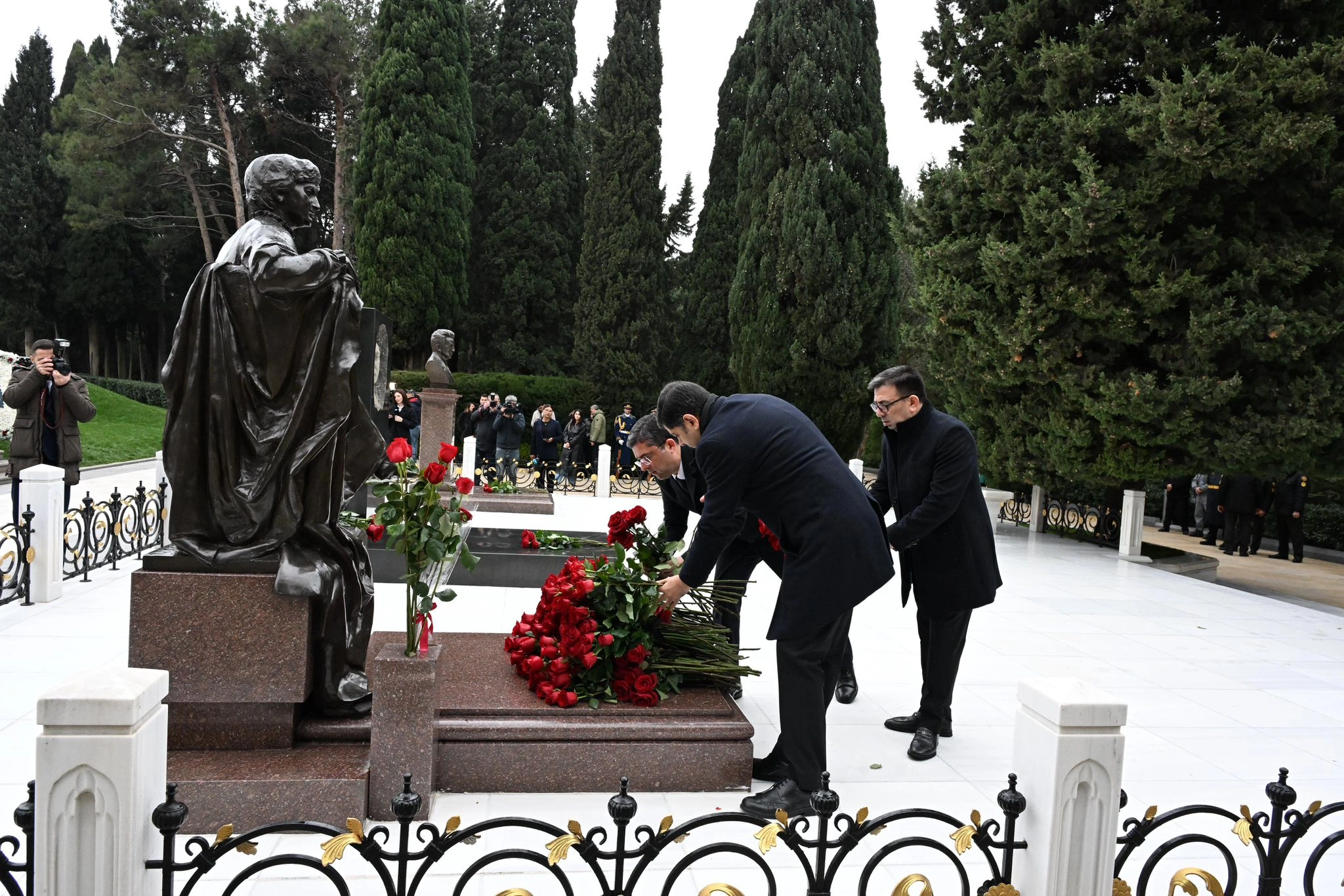 Media nümayəndələri Heydər Əliyevin xatirəsini anıblar - FOTO