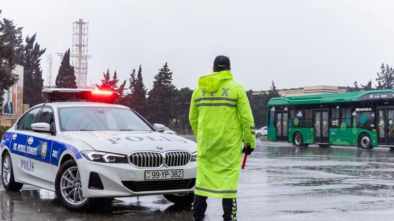 Bakıda motosiklet yerüstü piyada keçidinə çırpıldı, sürücü öldü