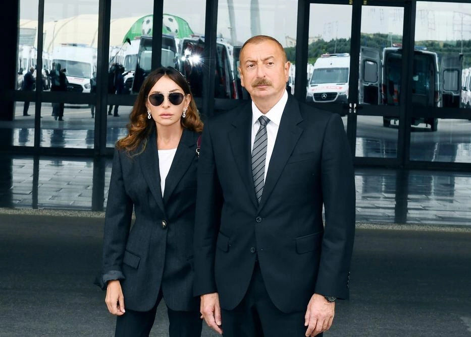 Prezident və birinci xanım Tbilisidə Qəhrəmanlar Memorialını ziyarət edib