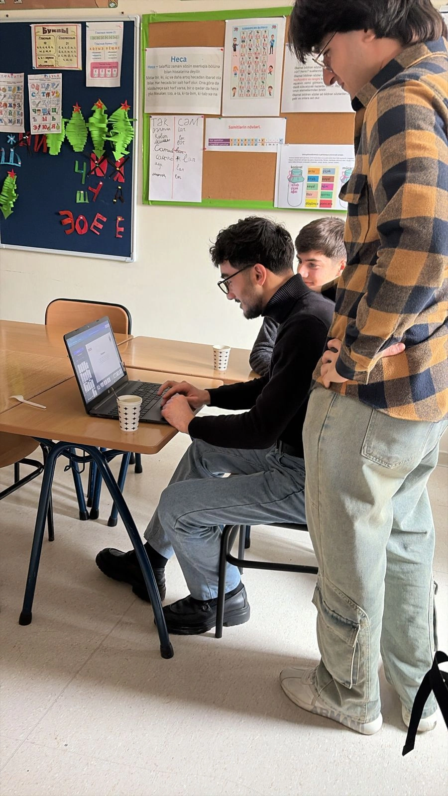 “Changemakers” AI Hackathon Oxbridge Akademiyasında uğurla keçirildi - FOTOLAR